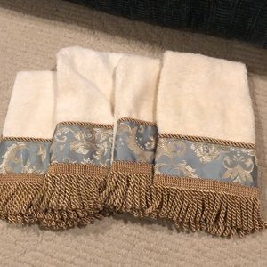 4 hand towels